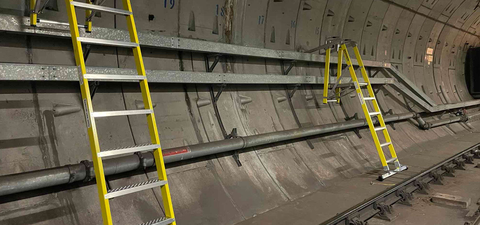 TunnelMaster Platform Ladder 550mm with TerrainMaster and Rear Safety Rail - Gallery Image 3