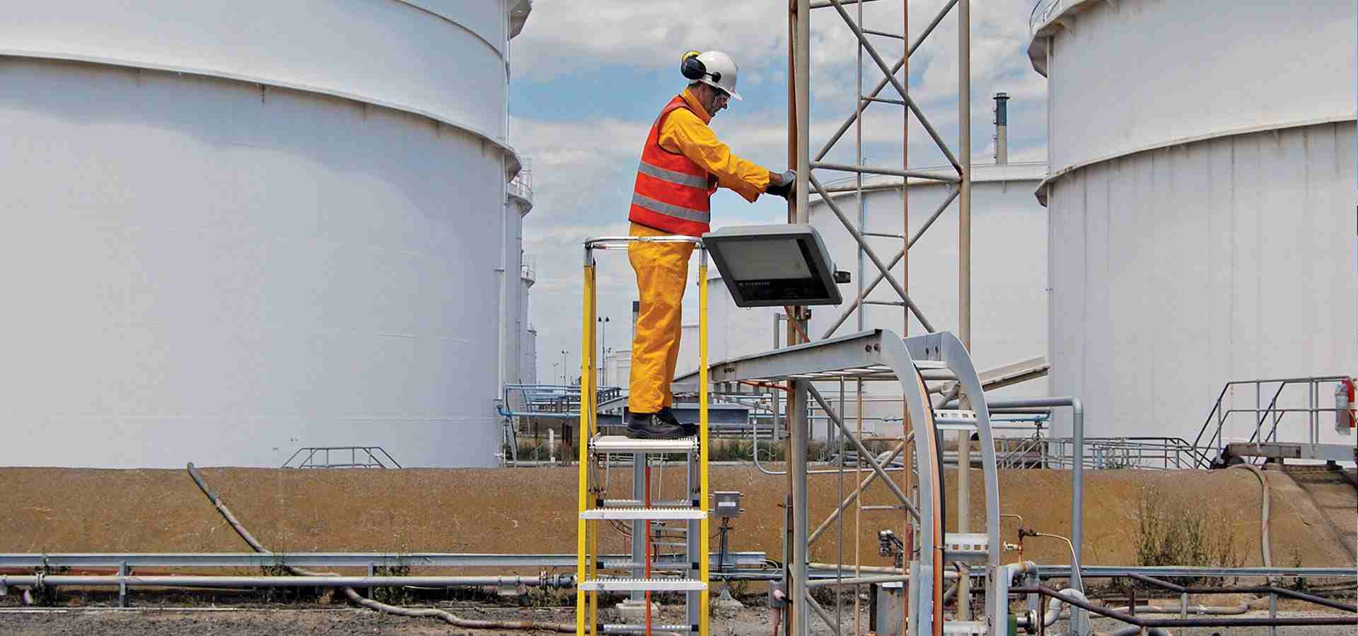 WorkMaster 550mm Safety Step Platform Ladder - Gallery Image 3